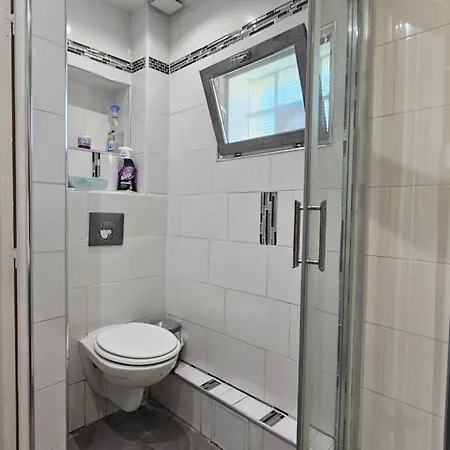 Privee Dans Partage, L'hibiscus Paris & Stade De France Apartment Stains